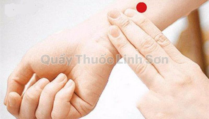 Bấm huyệt nội quan để ngủ