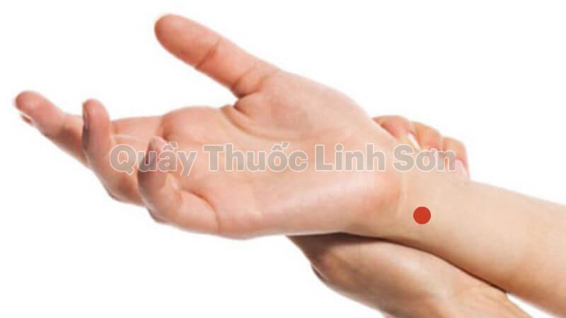 Bấm huyệt thần môn để ngủ