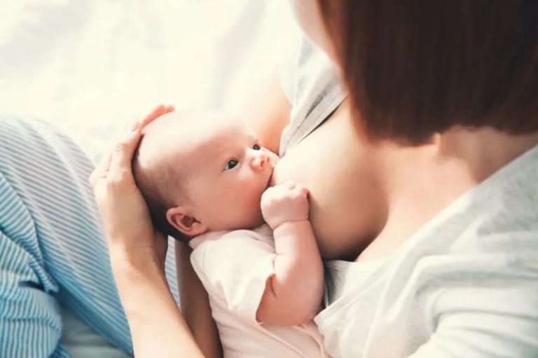 âu yếm và ở bên con