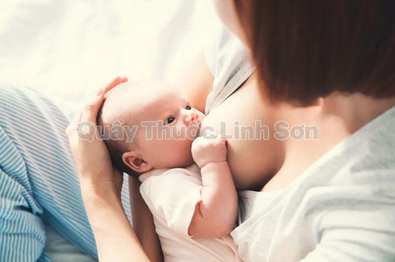 âu yếm và ở bên con