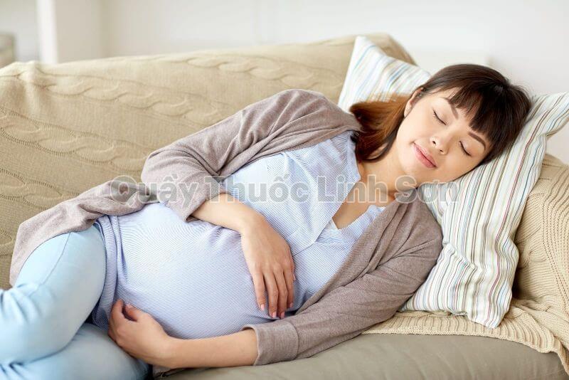 ngủ đủ giấc kê cao gối dưới đầu