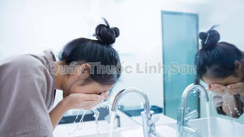 rứa mặt bằng nước lạnh giúp tinh ngủ