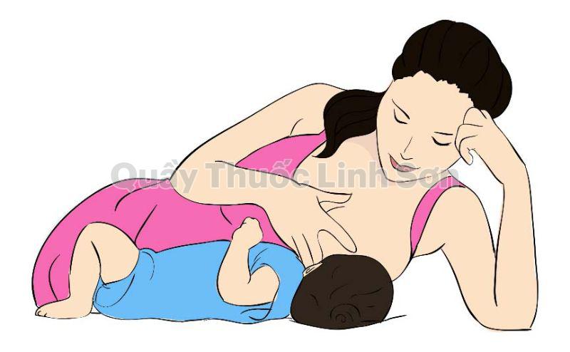tư thế nằm cho bé bú đúng cách