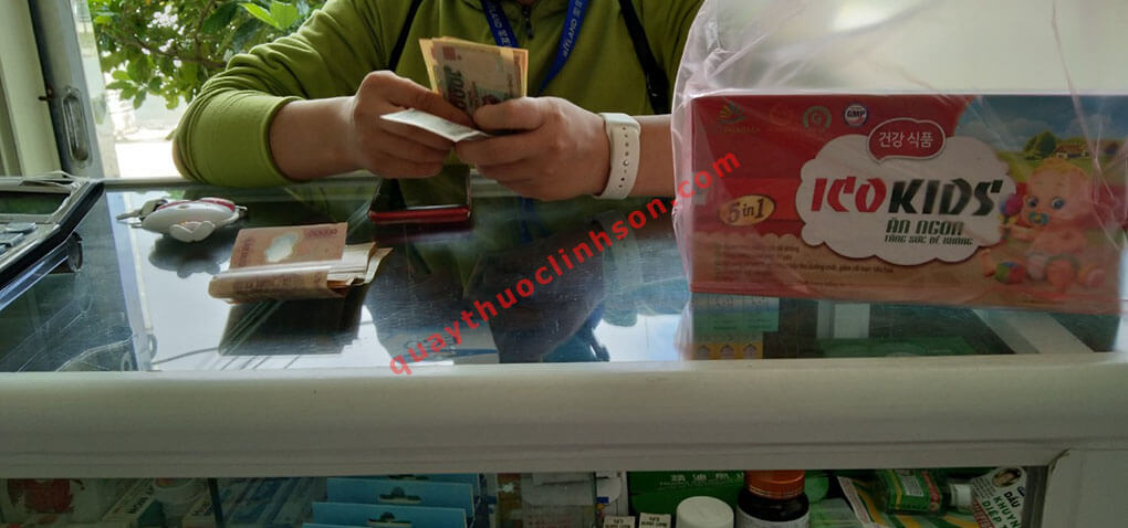 Khách hàng mua ICO Kids ăn ngon tại Quầy