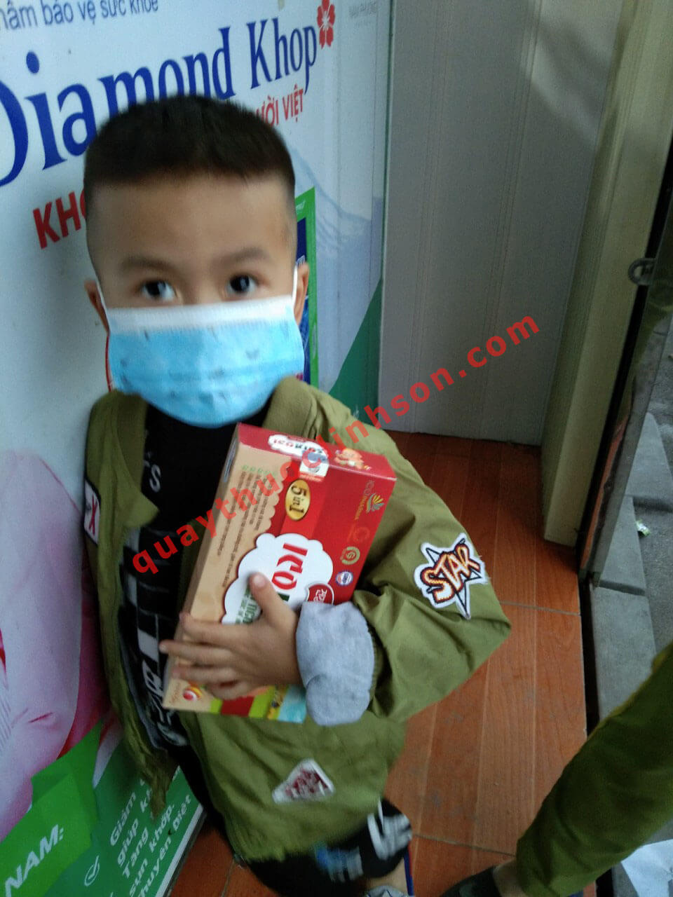 Khách hàng mua ICO Kids ăn ngon tại Quầy
