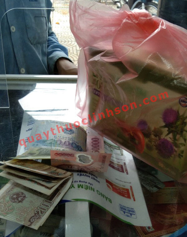 Khách hàng mua Liver Curmin tại Quầy